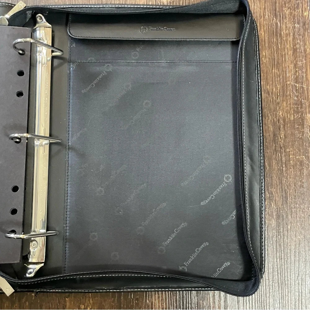 Franklin Covey Black 3-Ring Binder with Pull Out Handles Lots of Storage Space